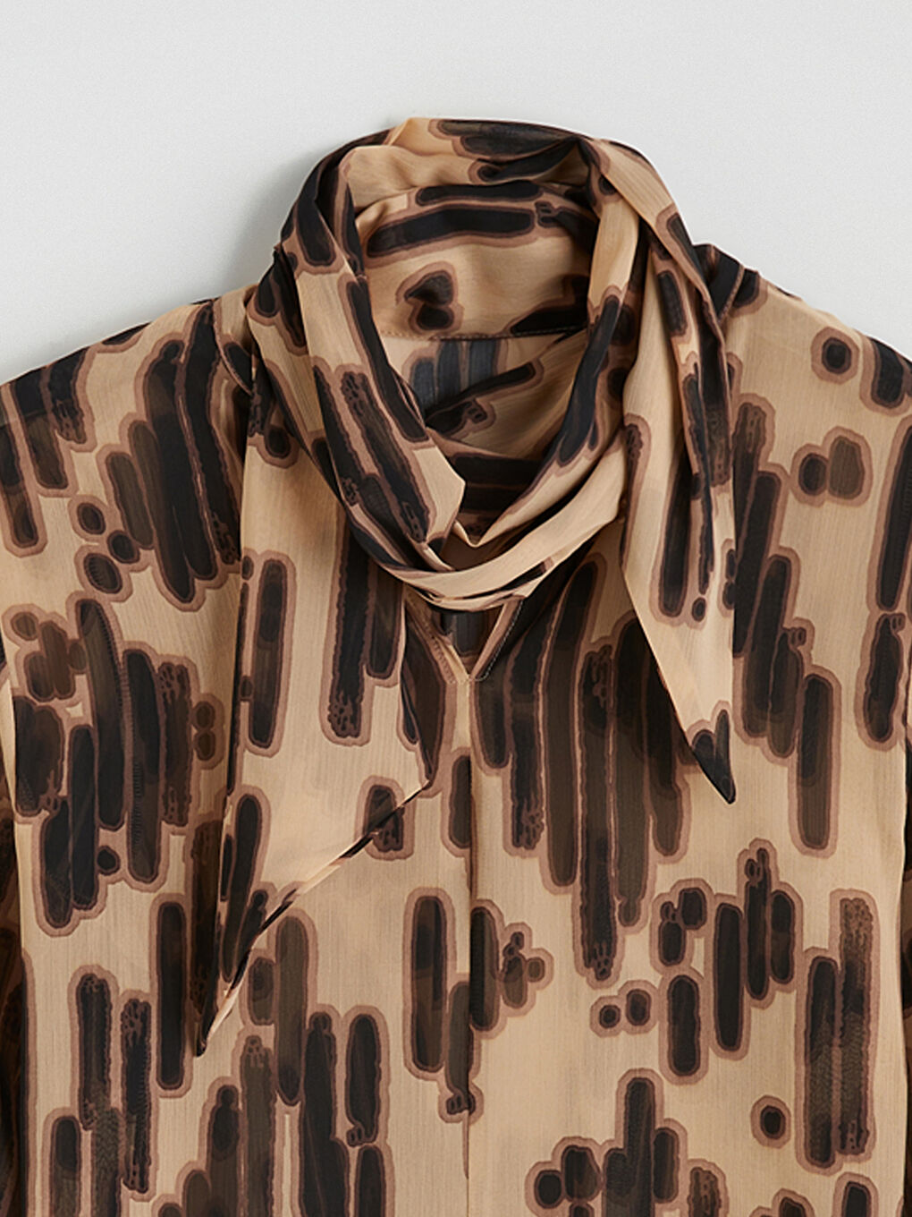 Kahverengi Bağlamalı Dik Yaka Desenli Şifon Bluz-5