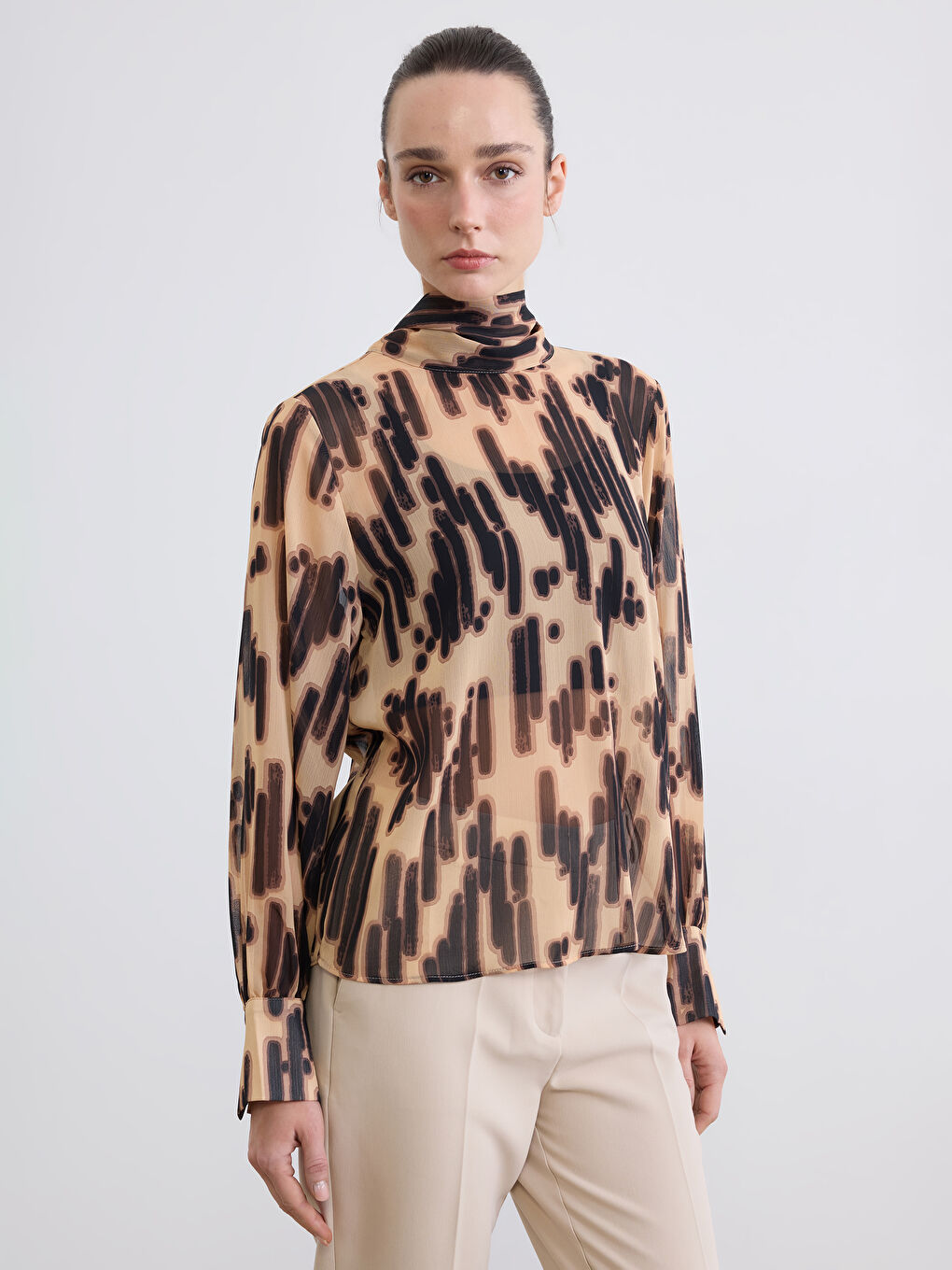 Kahverengi Bağlamalı Dik Yaka Desenli Şifon Bluz-2