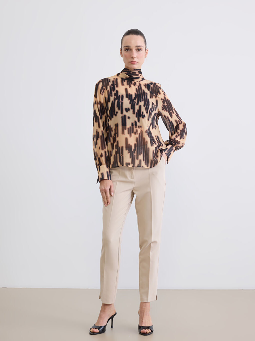 Kahverengi Bağlamalı Dik Yaka Desenli Şifon Bluz-3