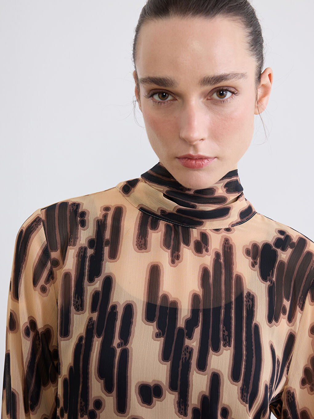 Kahverengi Bağlamalı Dik Yaka Desenli Şifon Bluz-6