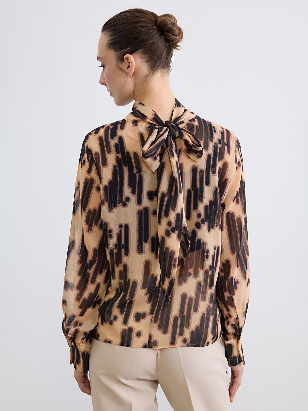 Kahverengi Bağlamalı Dik Yaka Desenli Şifon Bluz-9