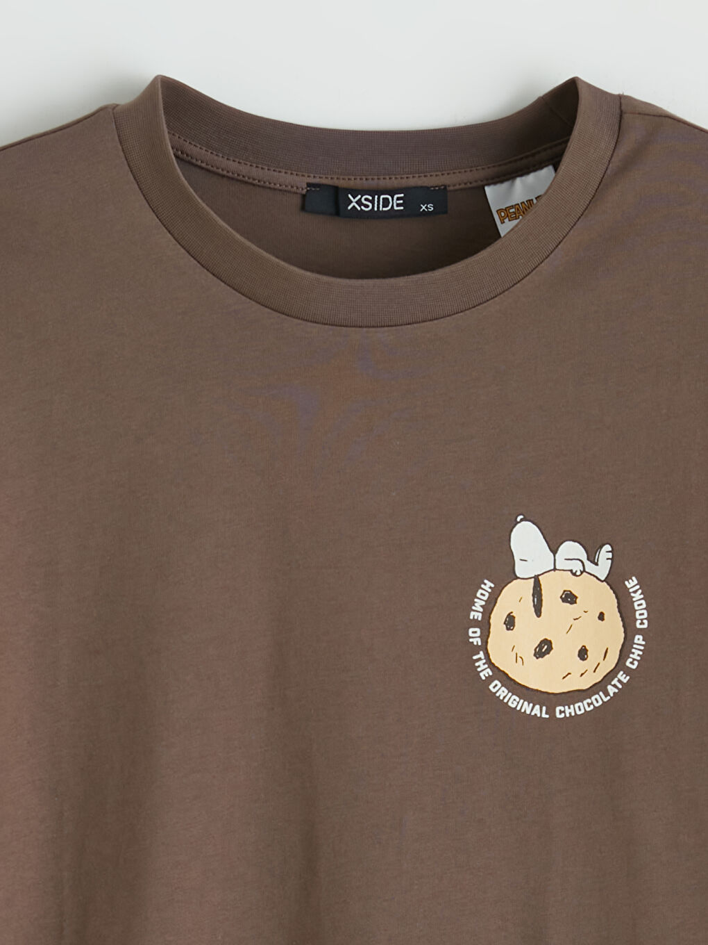 Kahverengi Bisiklet Yaka Snoopy Baskılı Kadın Tişört-1