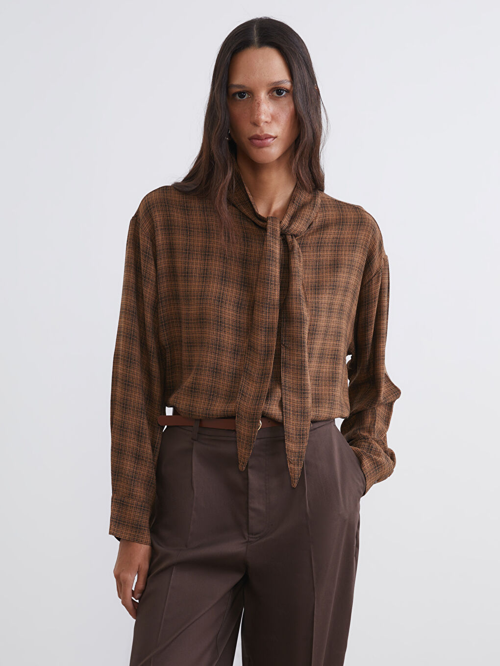 Kahverengi Fular Yaka Ekose Kadın Gömlek