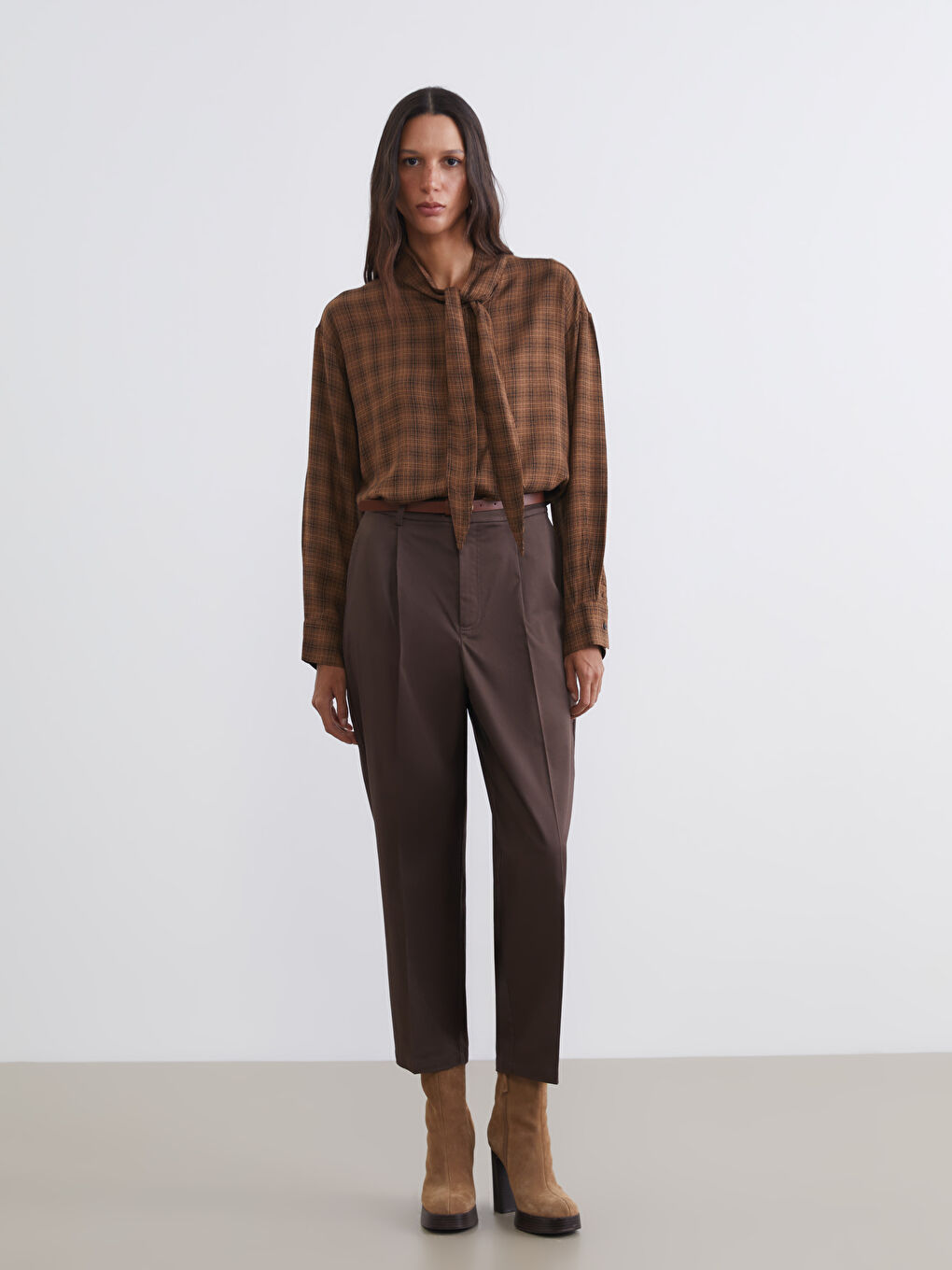 Kahverengi Fular Yaka Ekose Kadın Gömlek-1