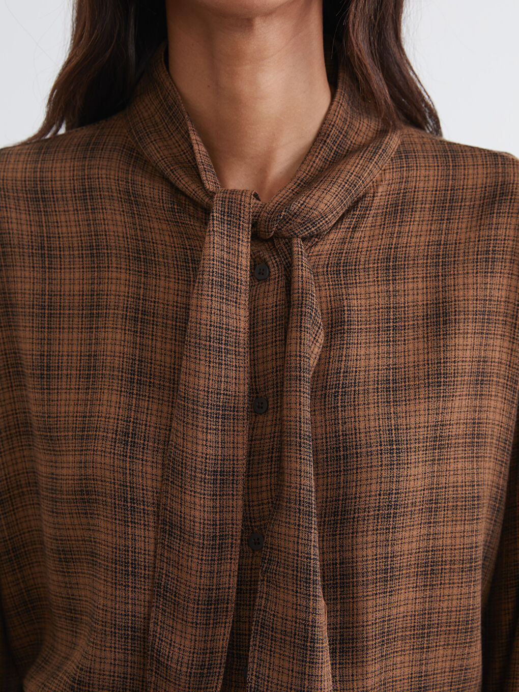 Kahverengi Fular Yaka Ekose Kadın Gömlek-2