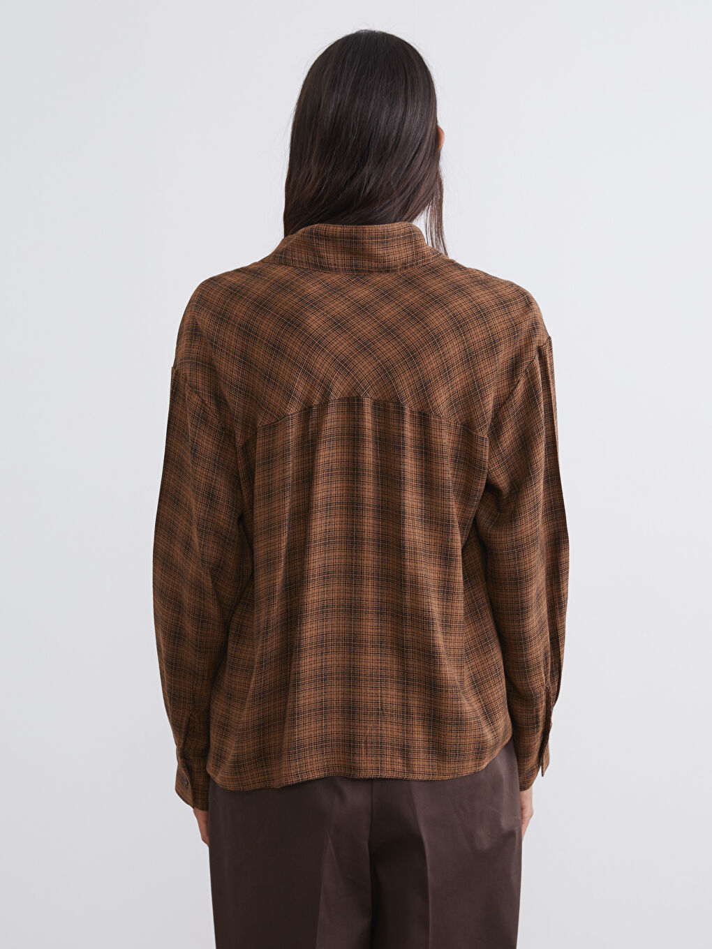 Kahverengi Fular Yaka Ekose Kadın Gömlek-3