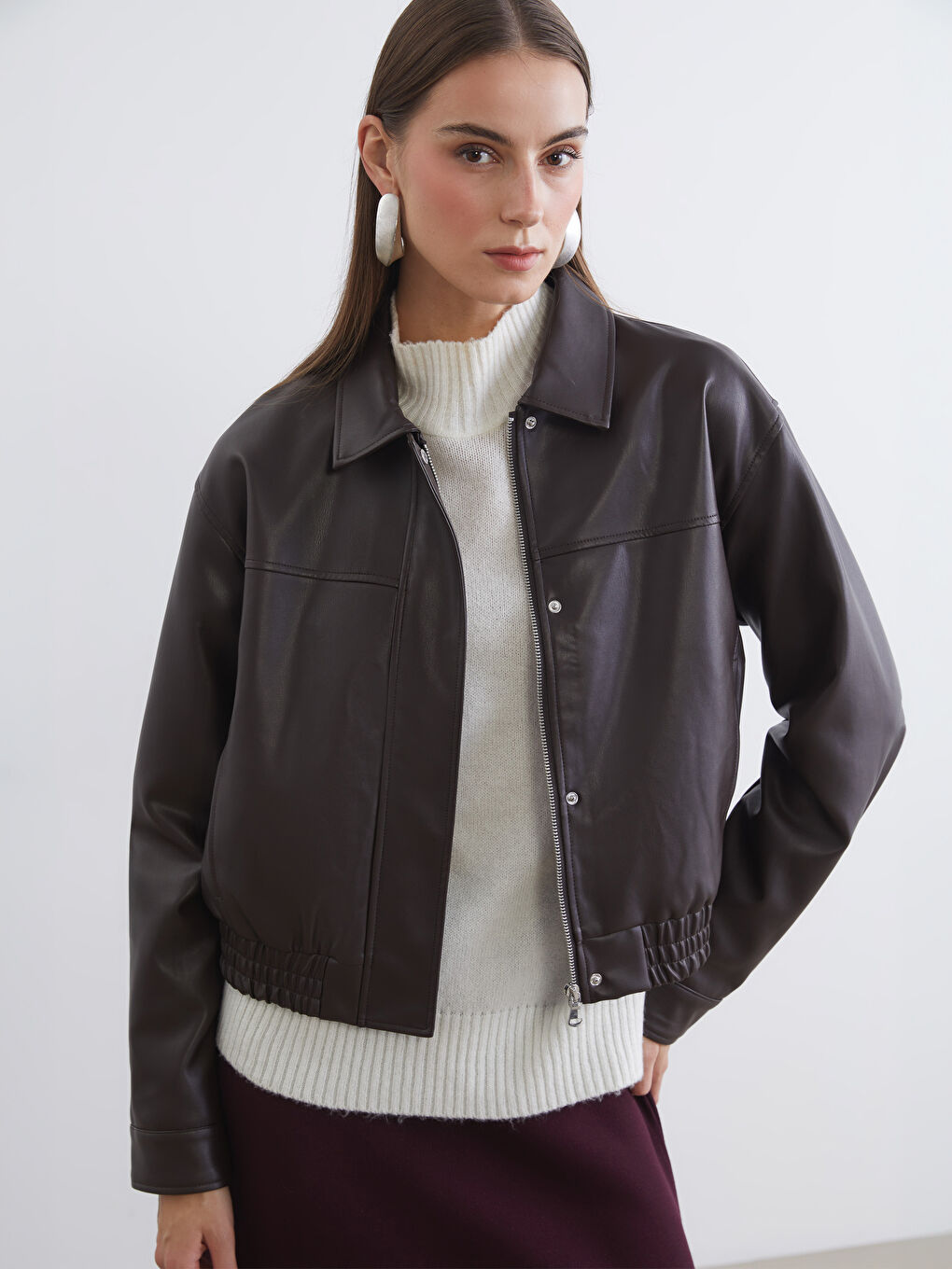 жағалы мойын әйелдерге арналған былғарыға ұқсас күртке