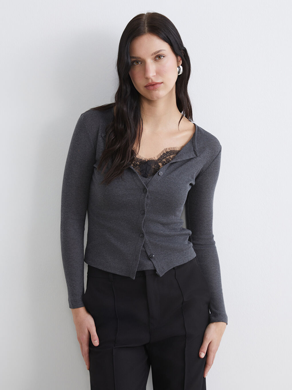 Боди с дантелени детайли и кръгло деколте.