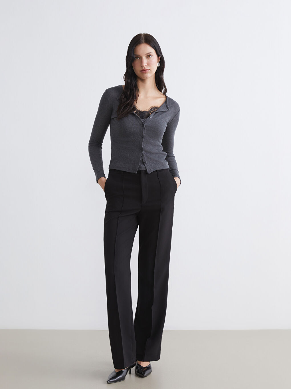 Боди с дантелени детайли и кръгло деколте.-1