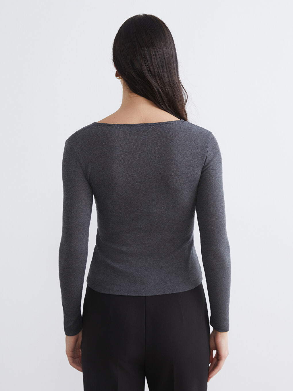 Боди с дантелени детайли и кръгло деколте.-3