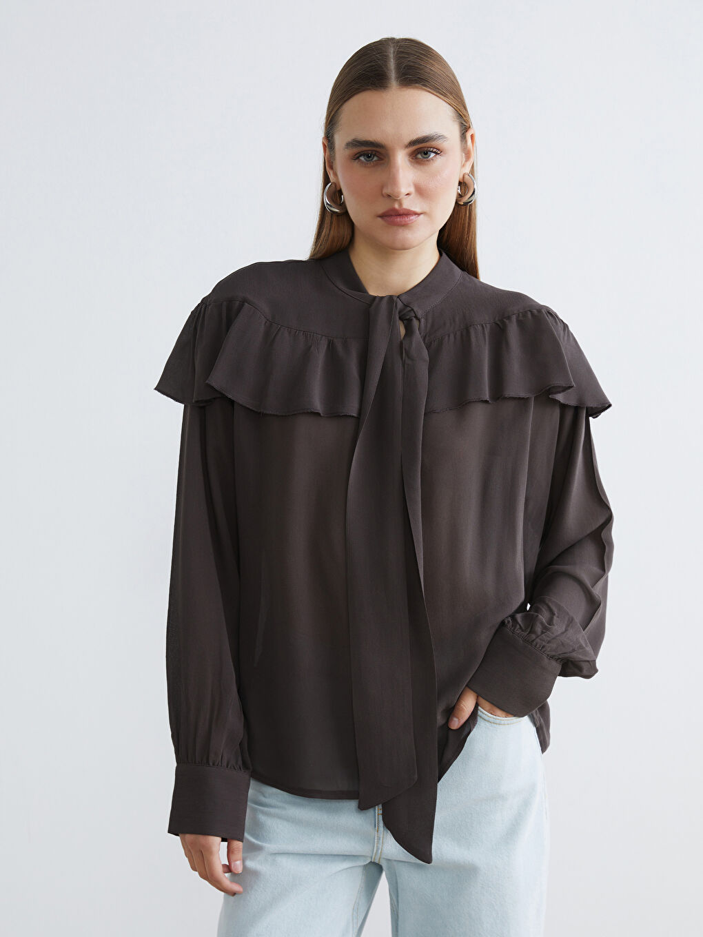 Kahverengi Fular Yaka Fırfırlı Oversize Bluz