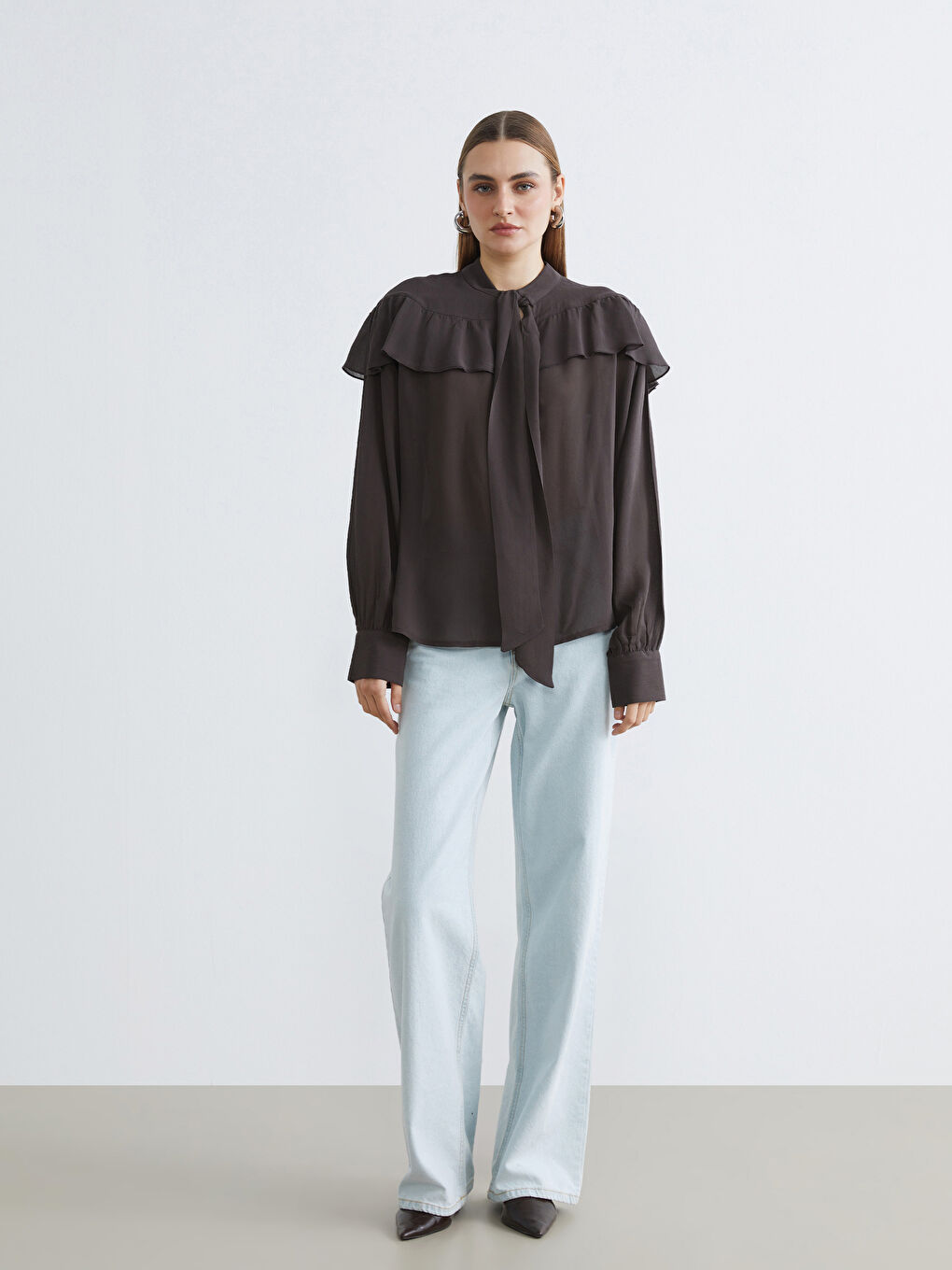 Kahverengi Fular Yaka Fırfırlı Oversize Bluz-1