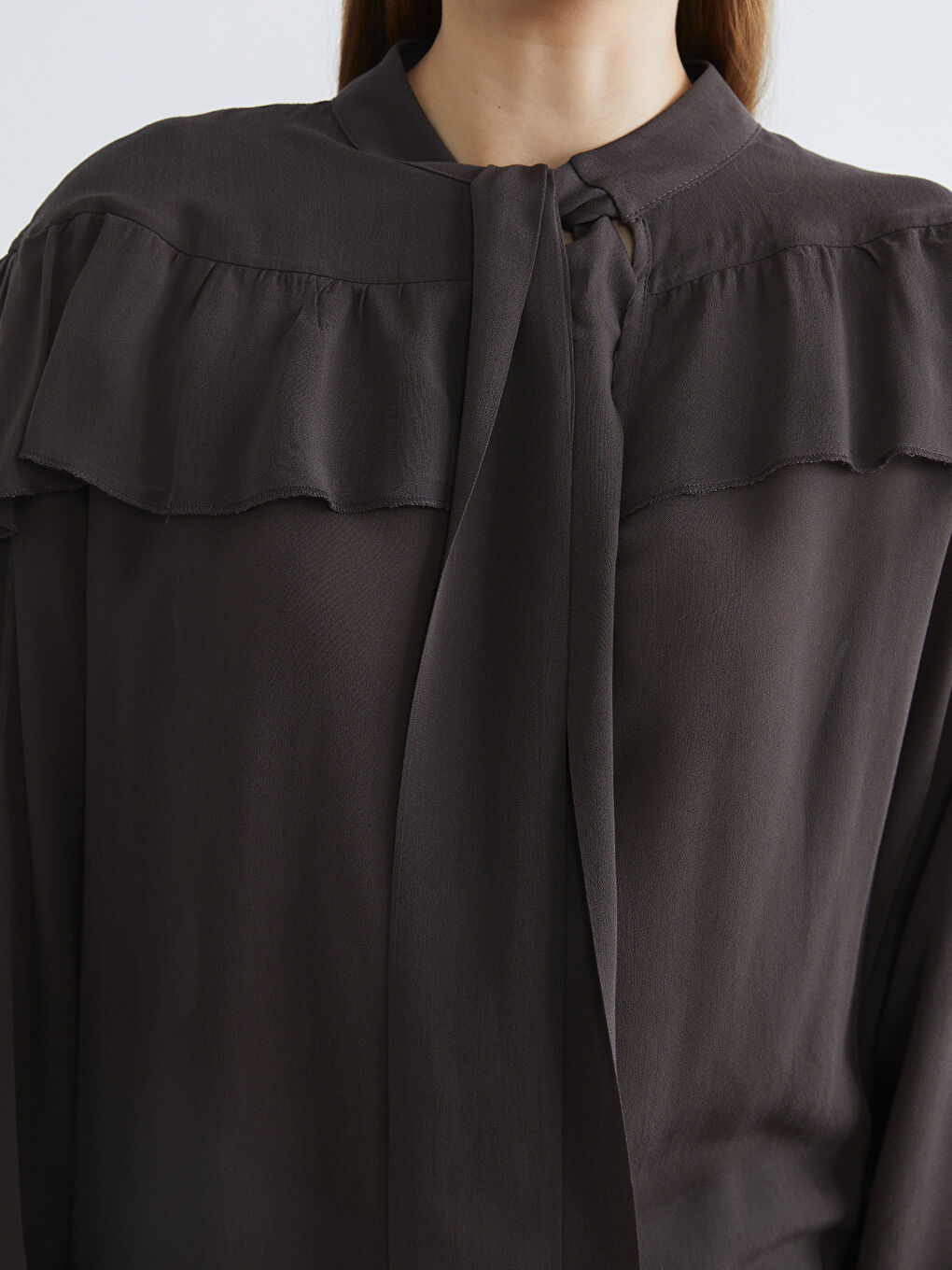 Kahverengi Fular Yaka Fırfırlı Oversize Bluz-2