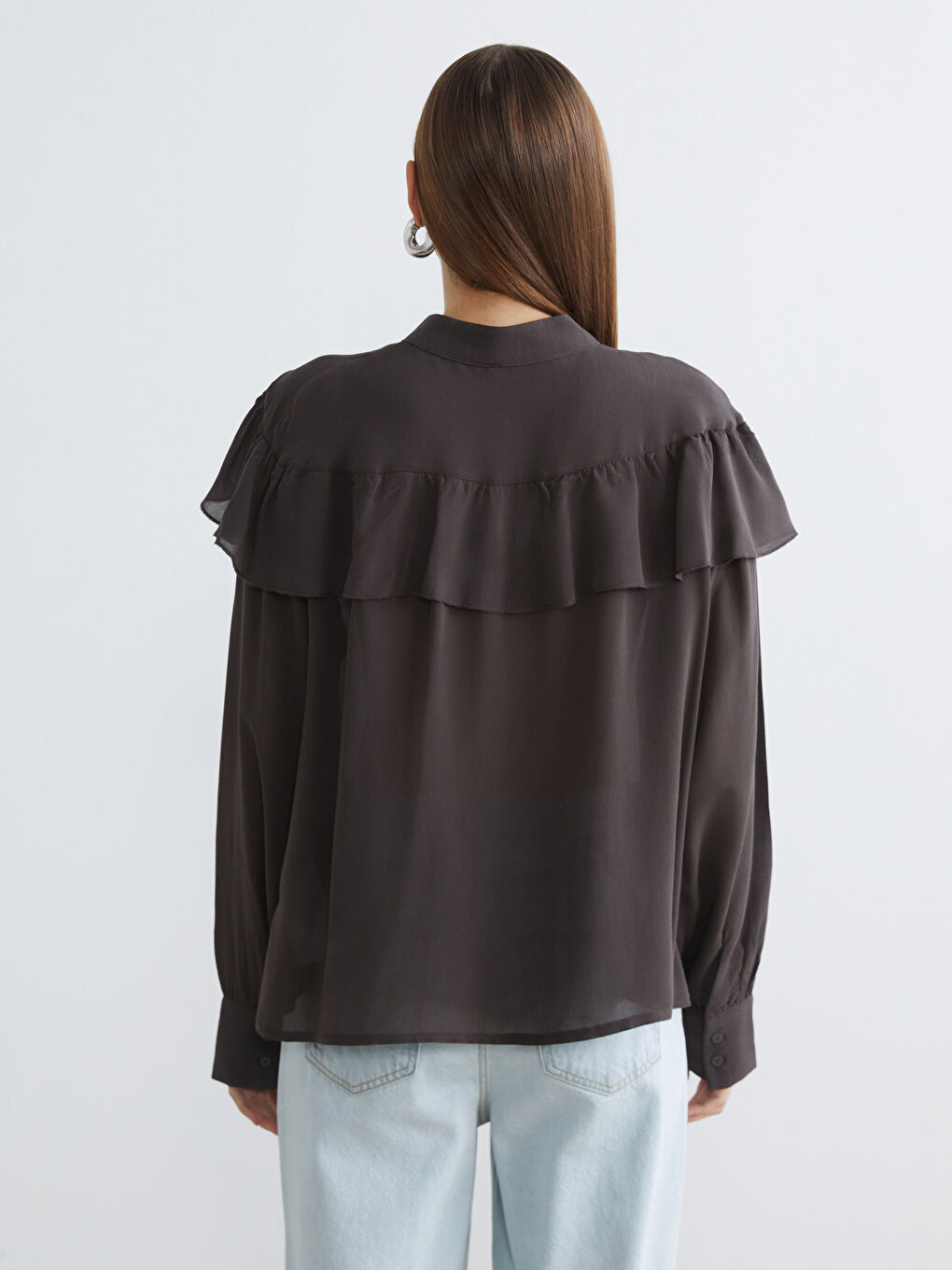 Kahverengi Fular Yaka Fırfırlı Oversize Bluz-3