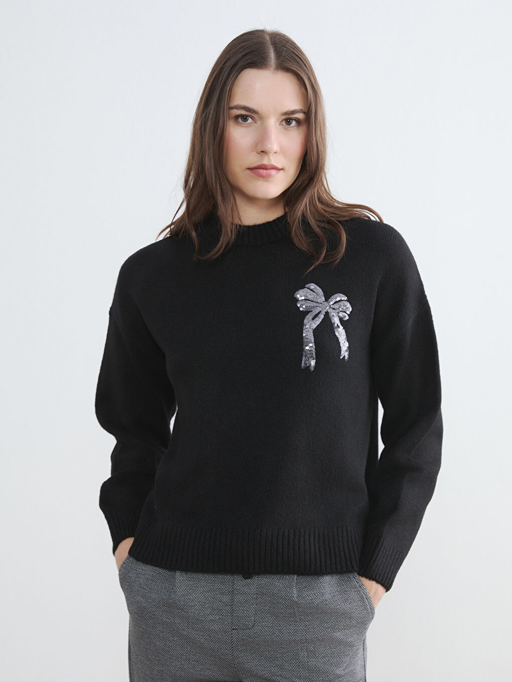 Siyah Bisiklet Yaka Fiyonk İşlemeli Kadın Triko Kazak