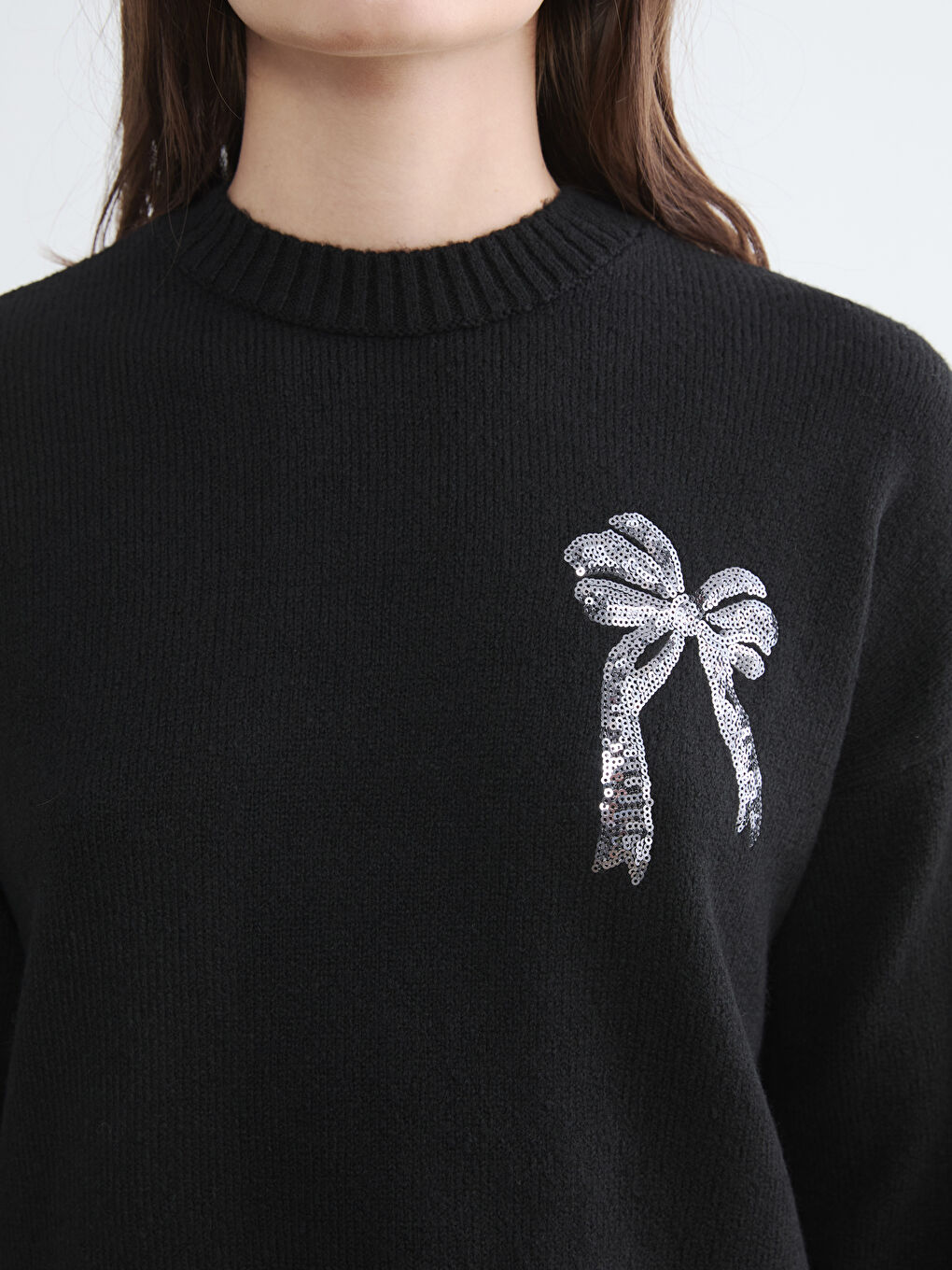 Siyah Bisiklet Yaka Fiyonk İşlemeli Kadın Triko Kazak-2