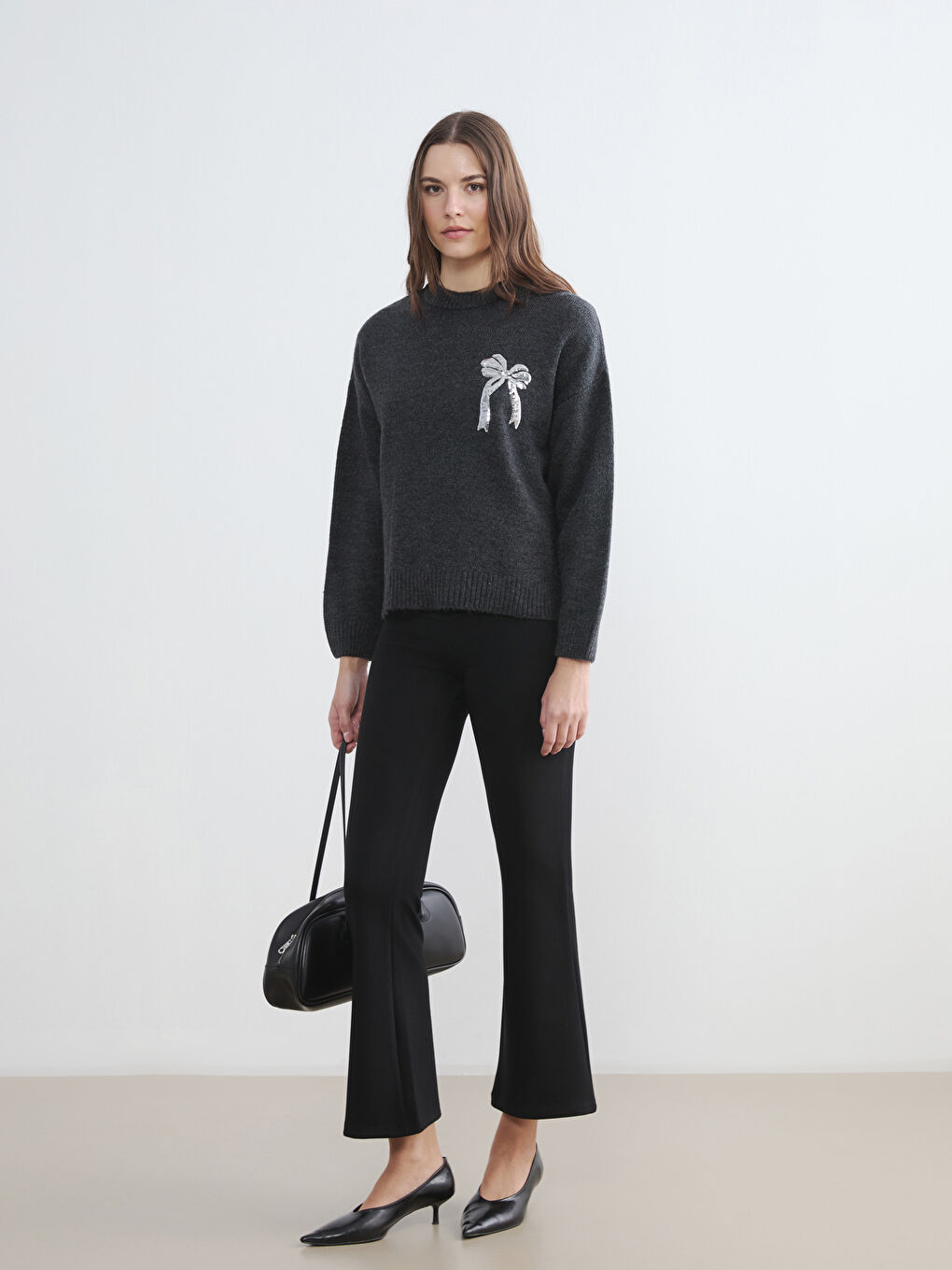 Antrasit Bisiklet Yaka Fiyonk Nakışlı Kadın Triko Kazak-1