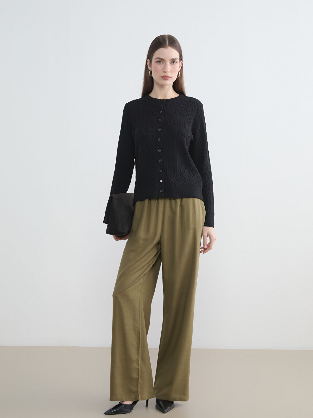 Siyah Bisiklet Yaka Kendinden Desenli Kadın Triko Hırka-1