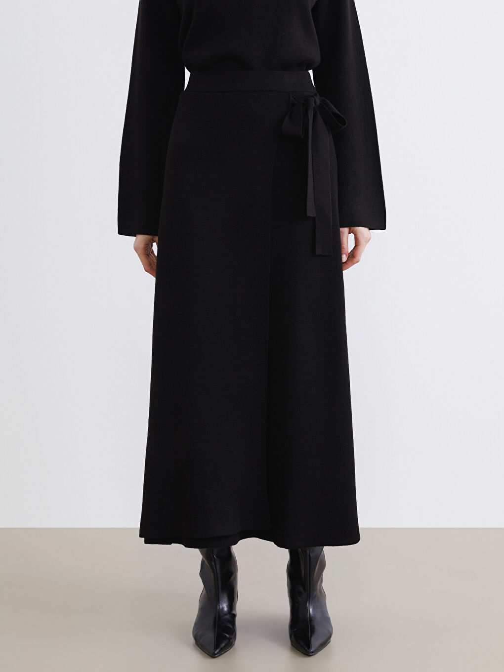 Siyah Beli Bağlamalı Triko Etek-1