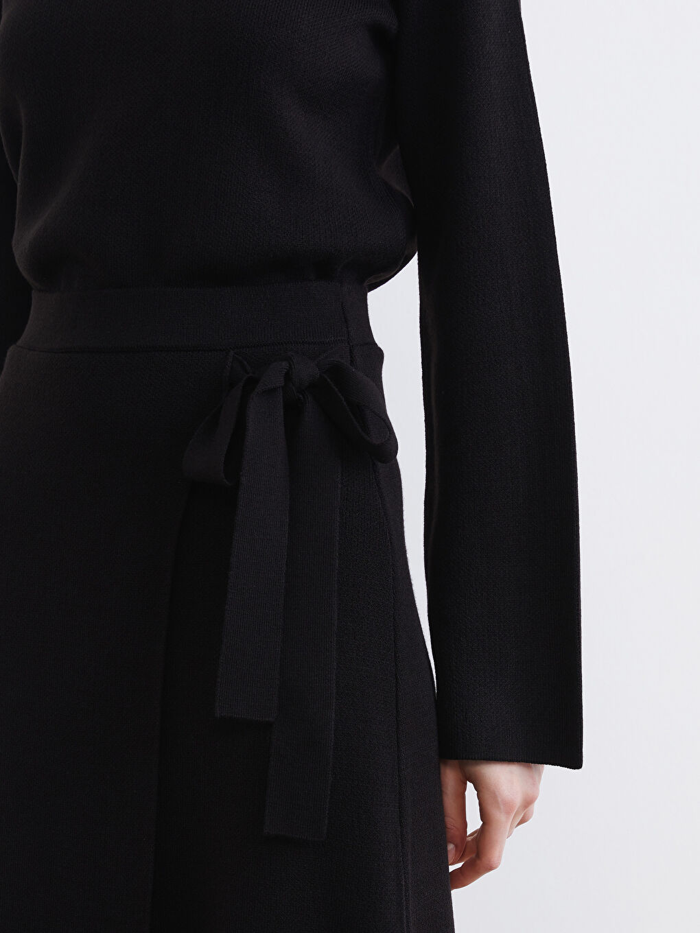 Siyah Beli Bağlamalı Triko Etek-2