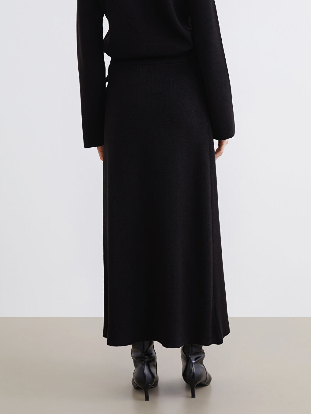 Siyah Beli Bağlamalı Triko Etek-3