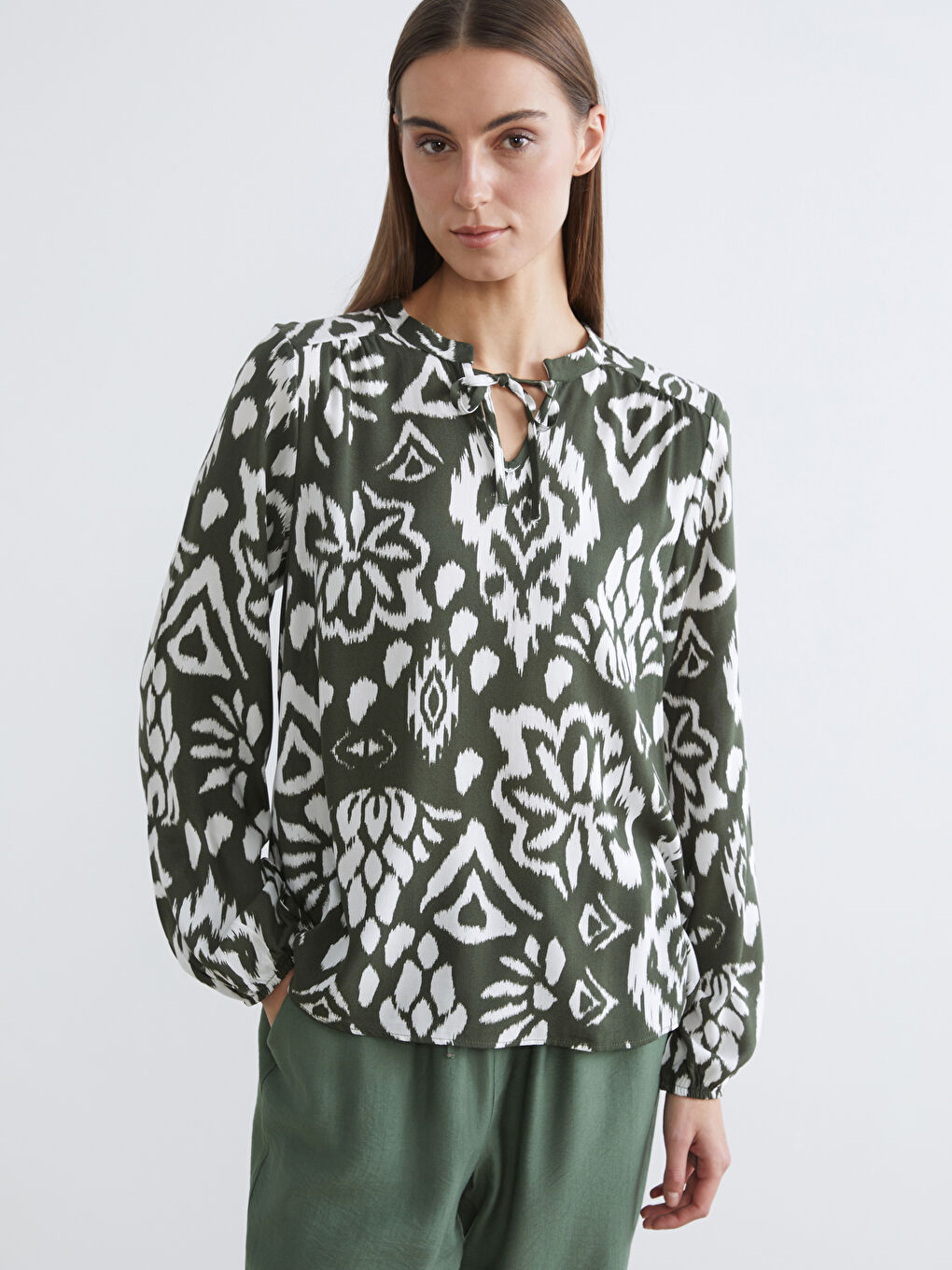 Yeşil Bağlamalı Yaka Desenli Bluz