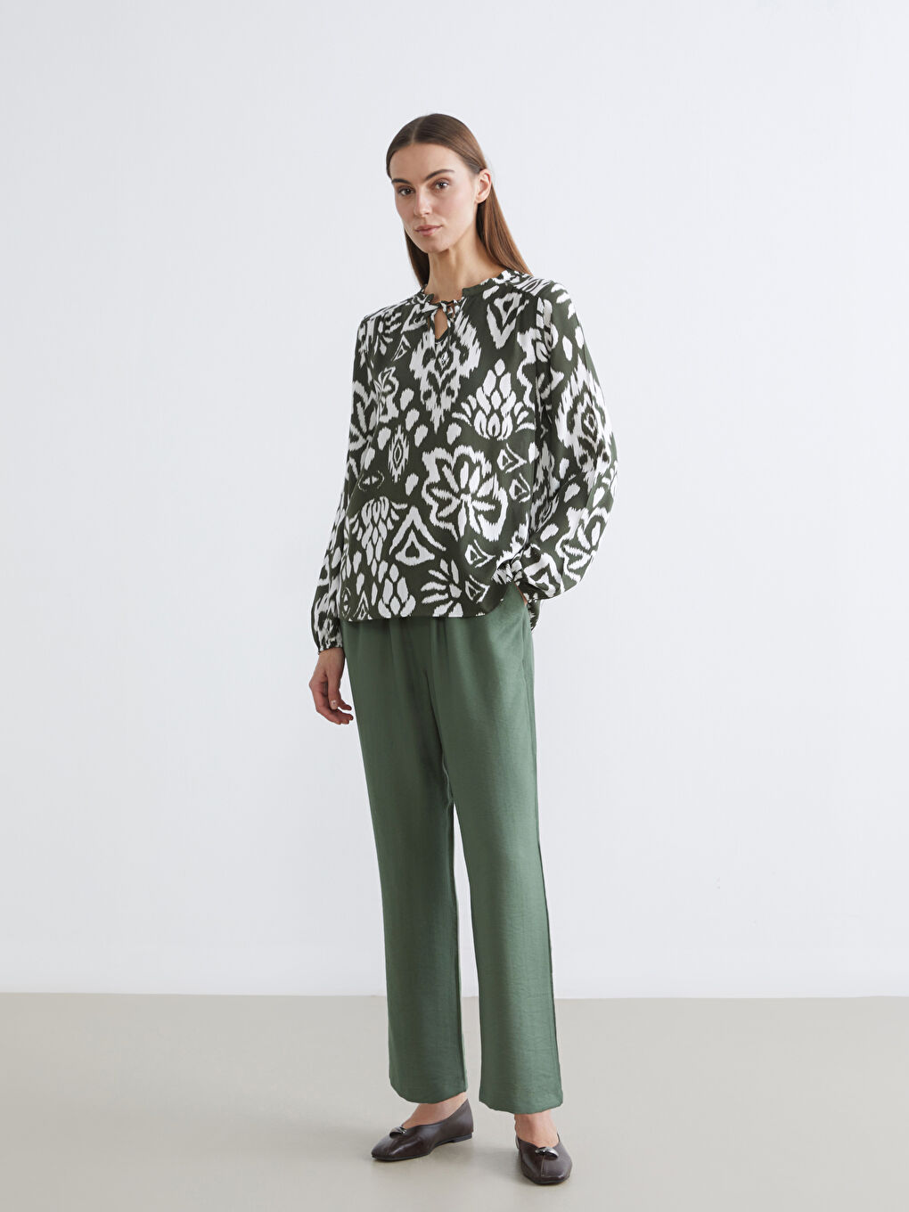 Yeşil Bağlamalı Yaka Desenli Bluz-1