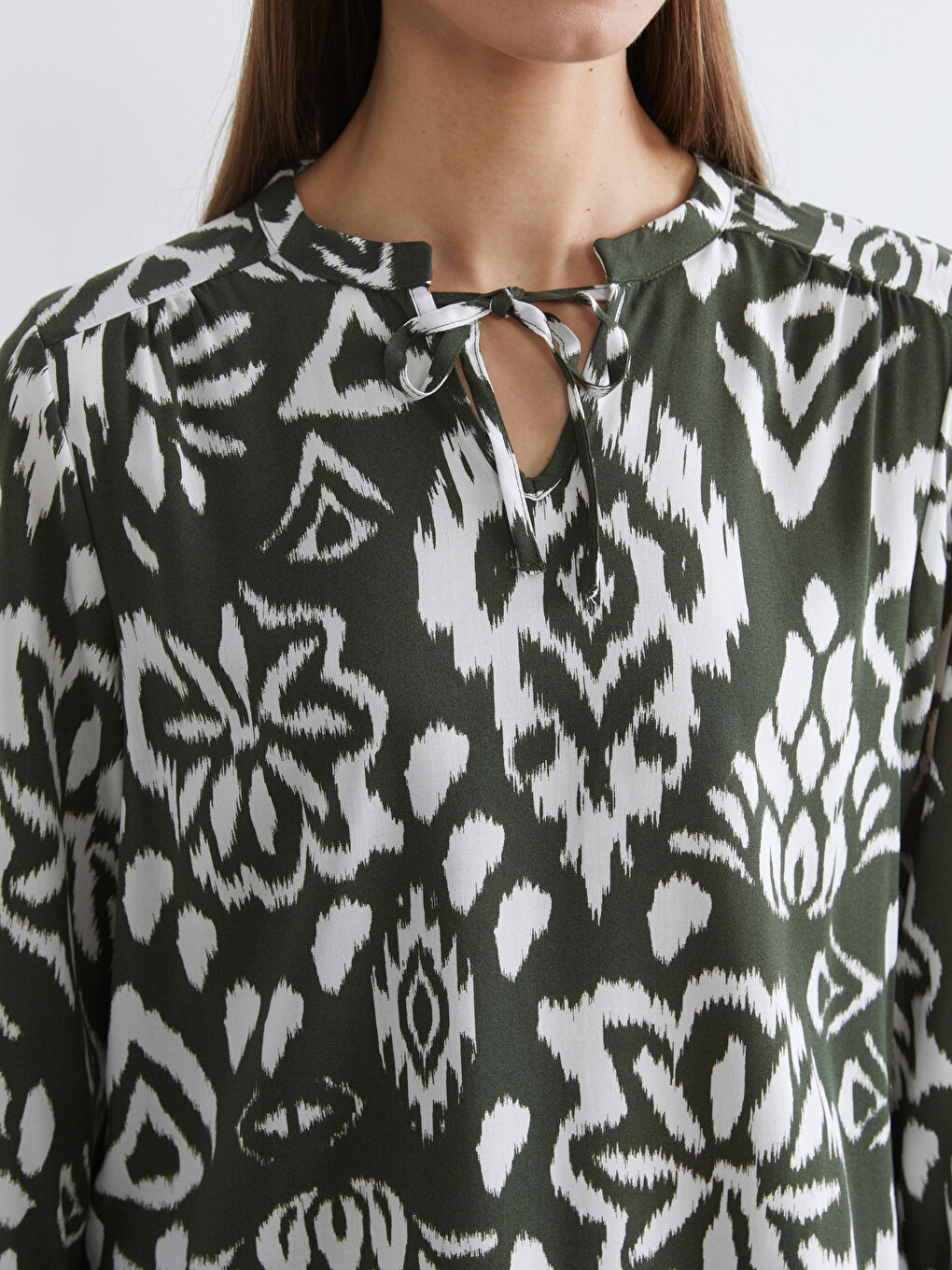 Yeşil Bağlamalı Yaka Desenli Bluz-2