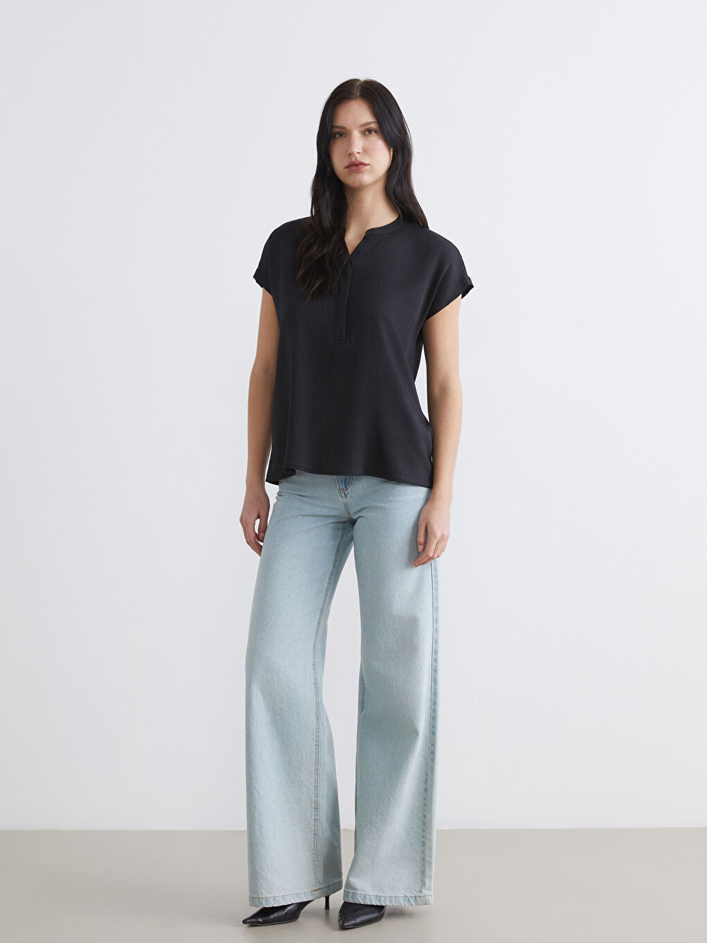 Siyah Kaçık Yaka Dokulu Bluz-1