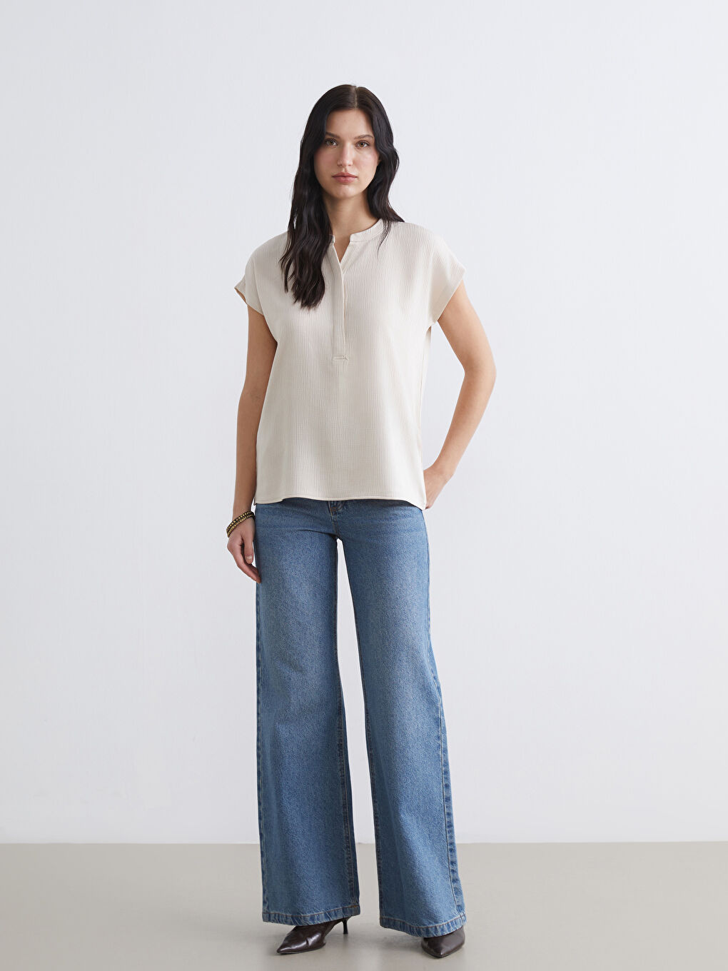 Bej Kaçık Yaka Dokulu Bluz-1