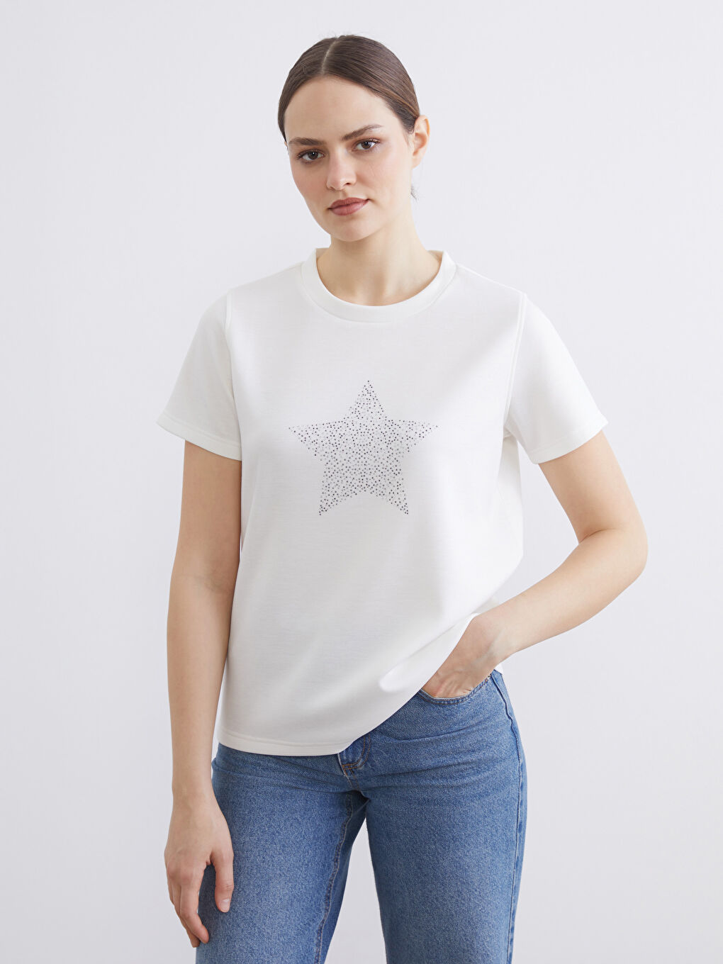 Μπλουζάκι με στρογγυλή λαιμόκοψη διακοσμημένο με στρας σε σχήμα αστεριού για γυναίκες