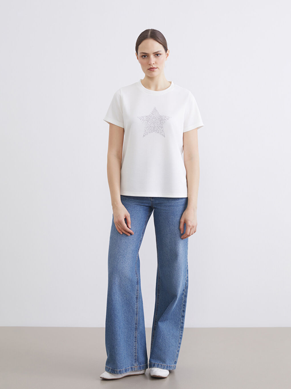 Μπλουζάκι με στρογγυλή λαιμόκοψη διακοσμημένο με στρας σε σχήμα αστεριού για γυναίκες-1