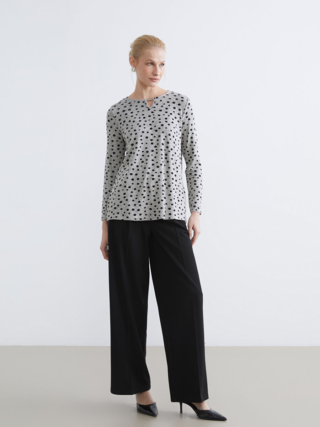 Gri Bisiklet Yaka Puantiyeli Bluz-1