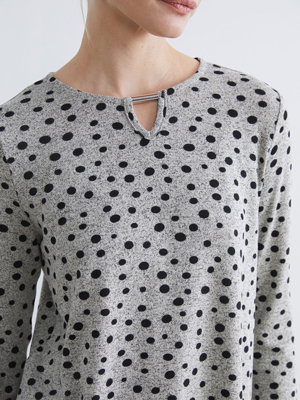Gri Bisiklet Yaka Puantiyeli Bluz-2
