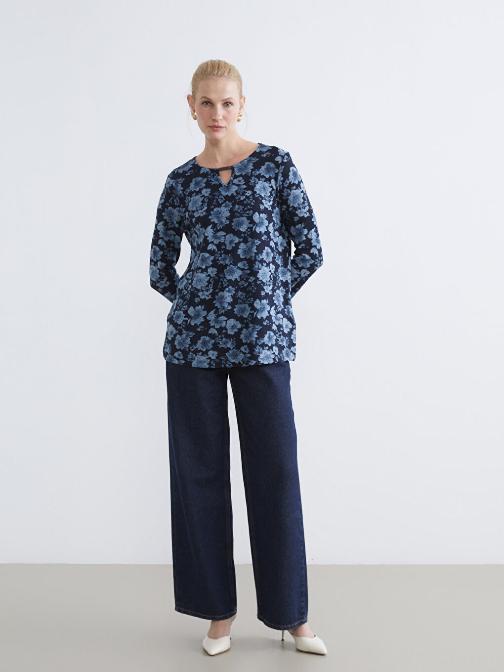 Floral blouse with a crew neck.-1