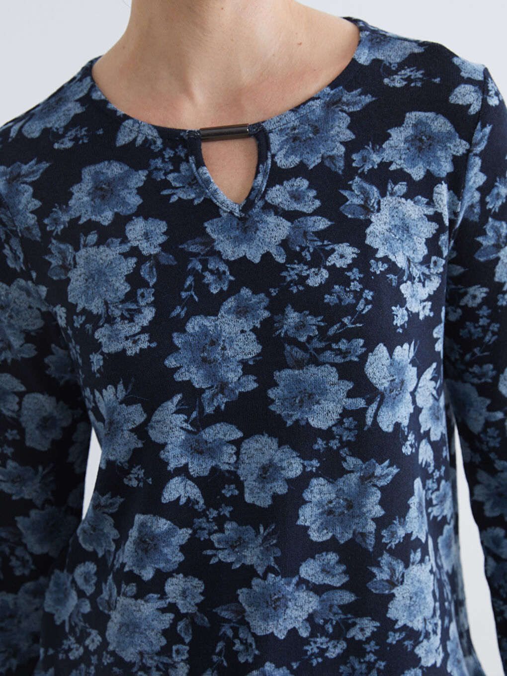 Floral blouse with a crew neck.-2