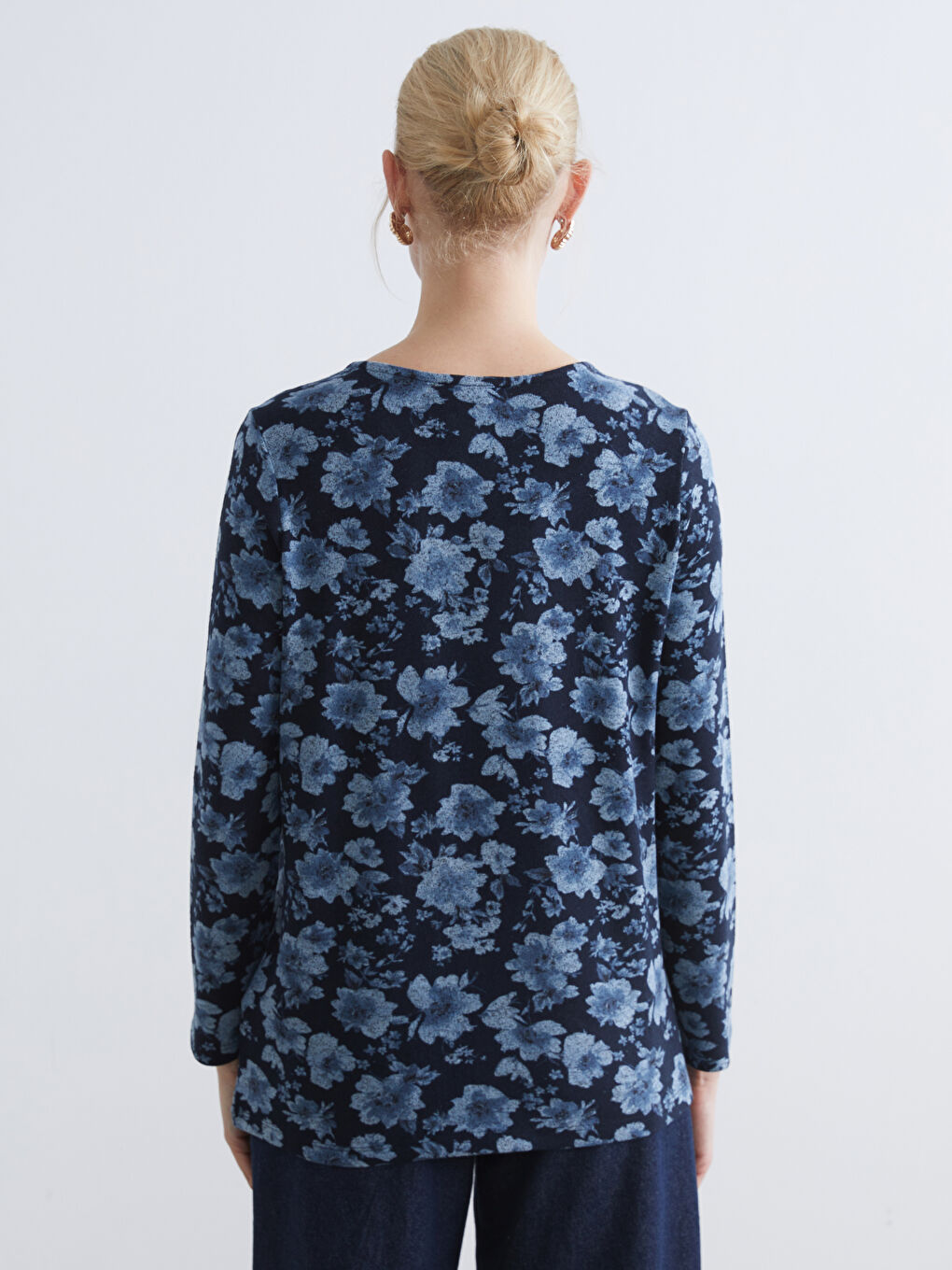 Floral blouse with a crew neck.-3