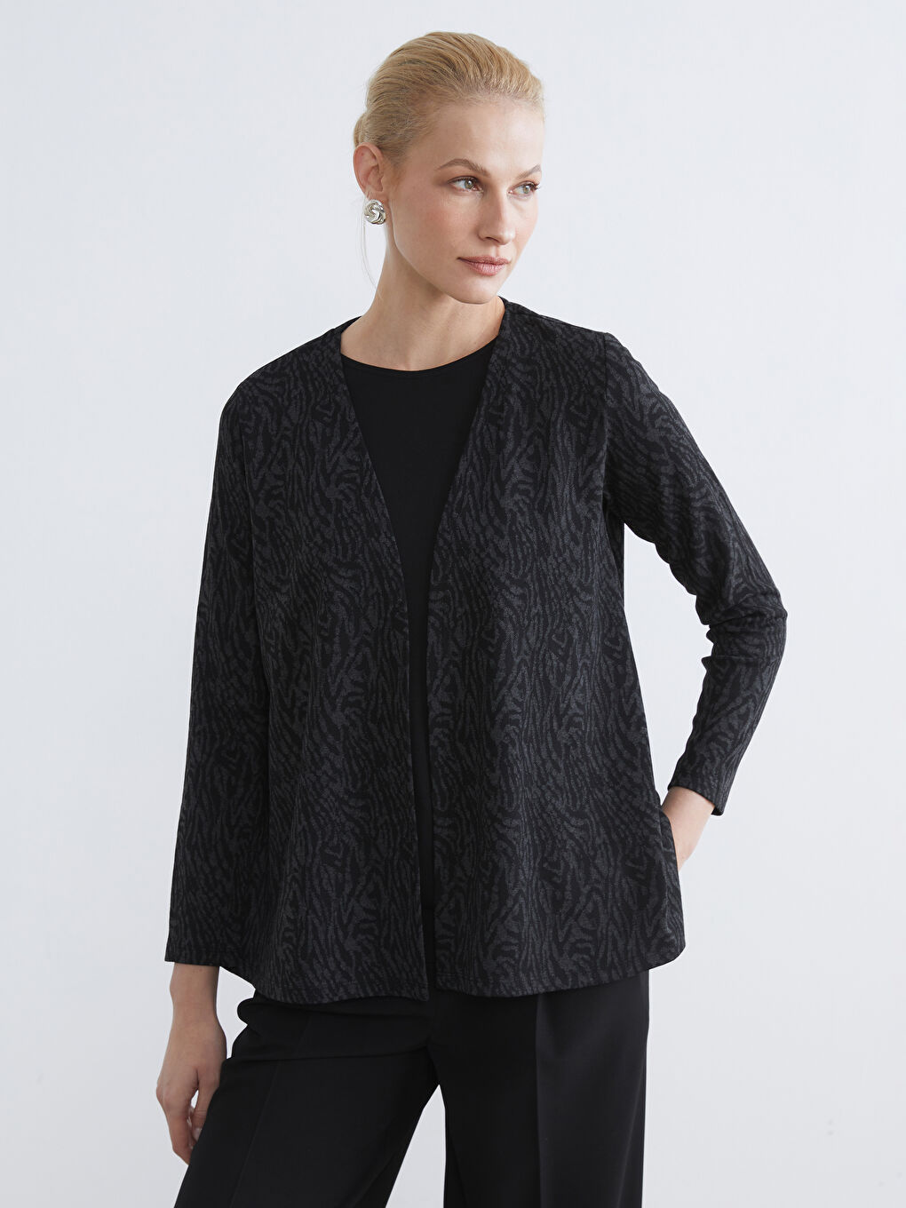 Cardigan-effect blouse with a crew neck.