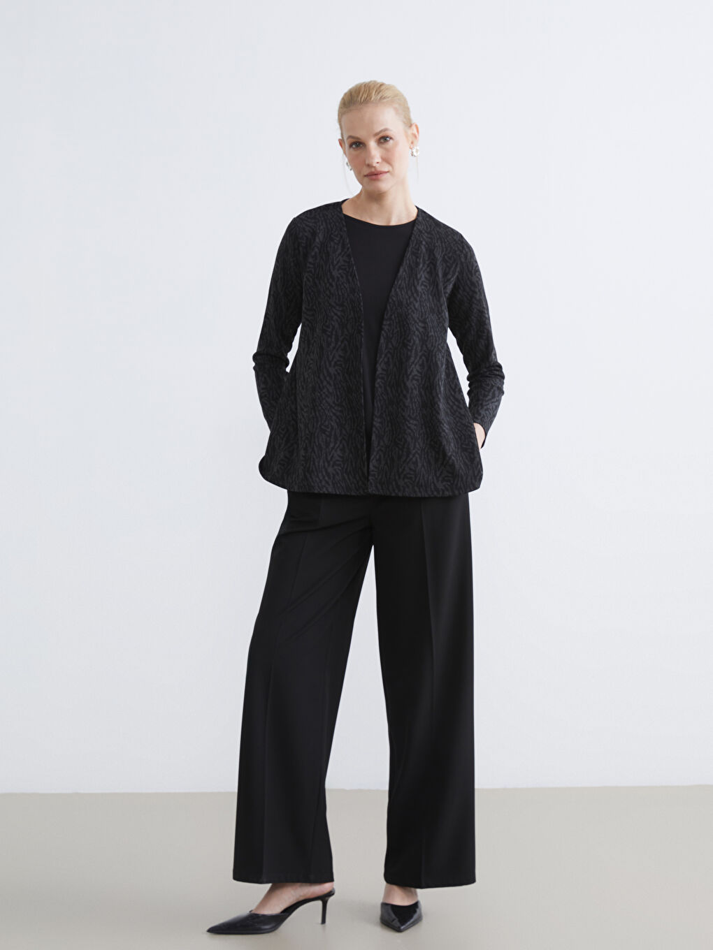 Cardigan-effect blouse with a crew neck.-1