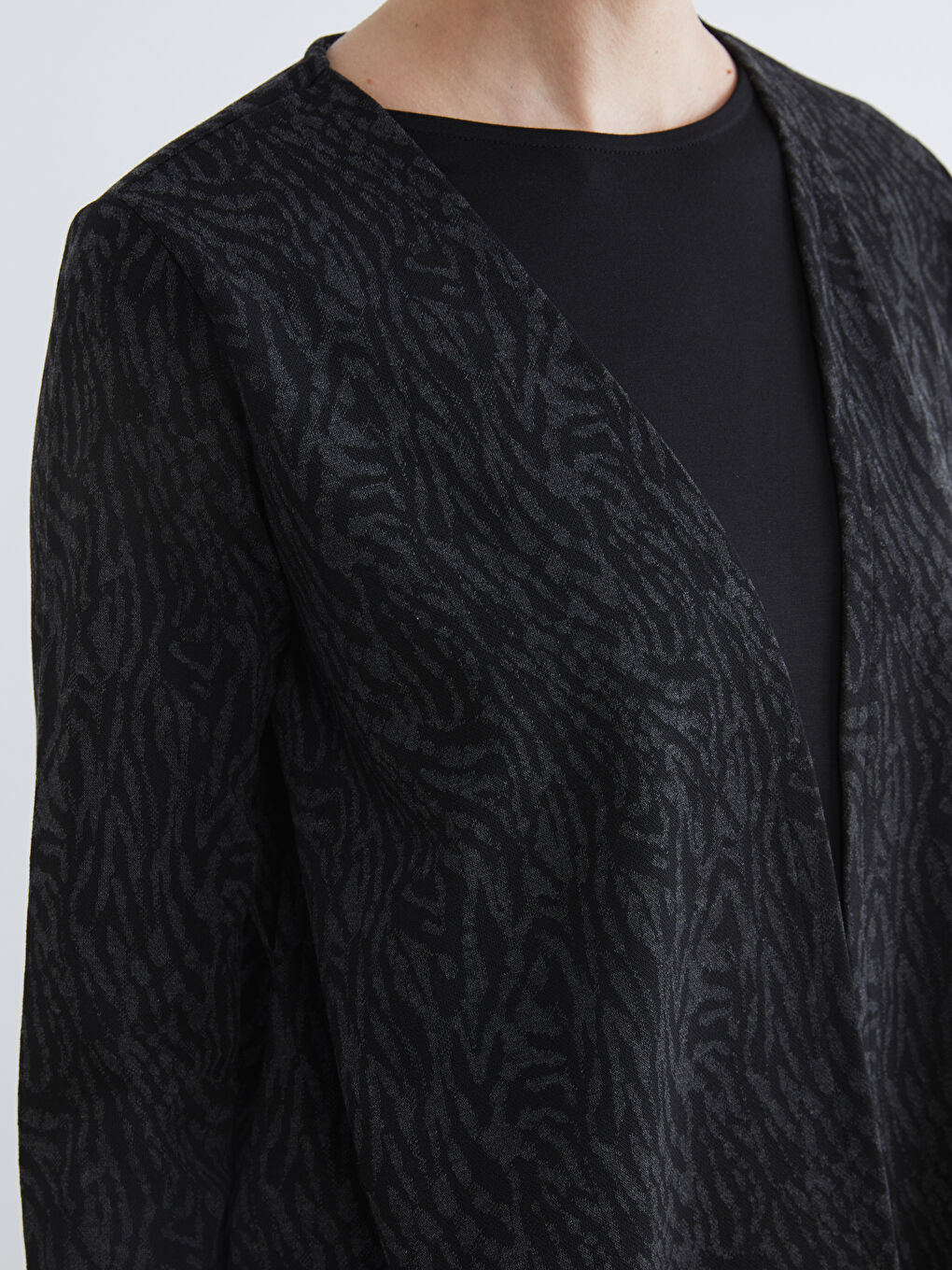 Cardigan-effect blouse with a crew neck.-2