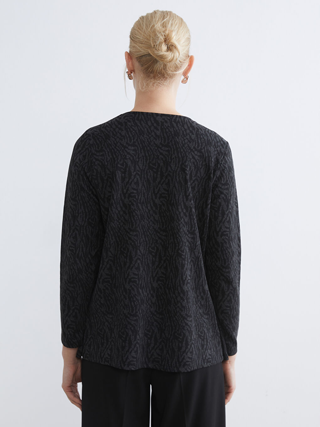 Cardigan-effect blouse with a crew neck.-3