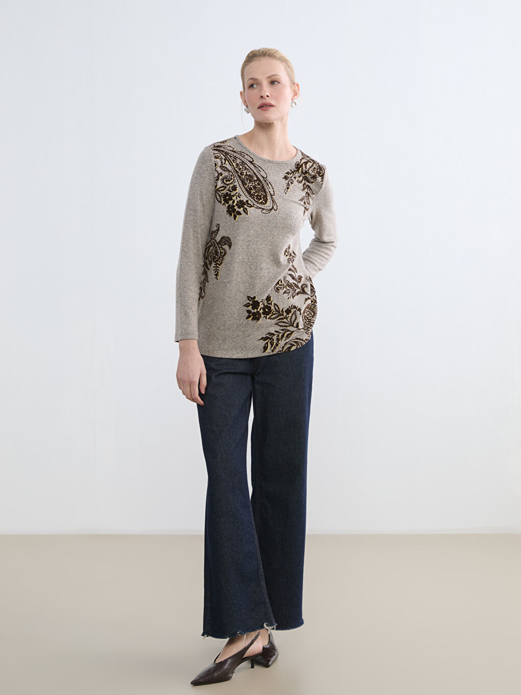 Bej Bisiklet Yaka Desenli Kadın Tişört-1