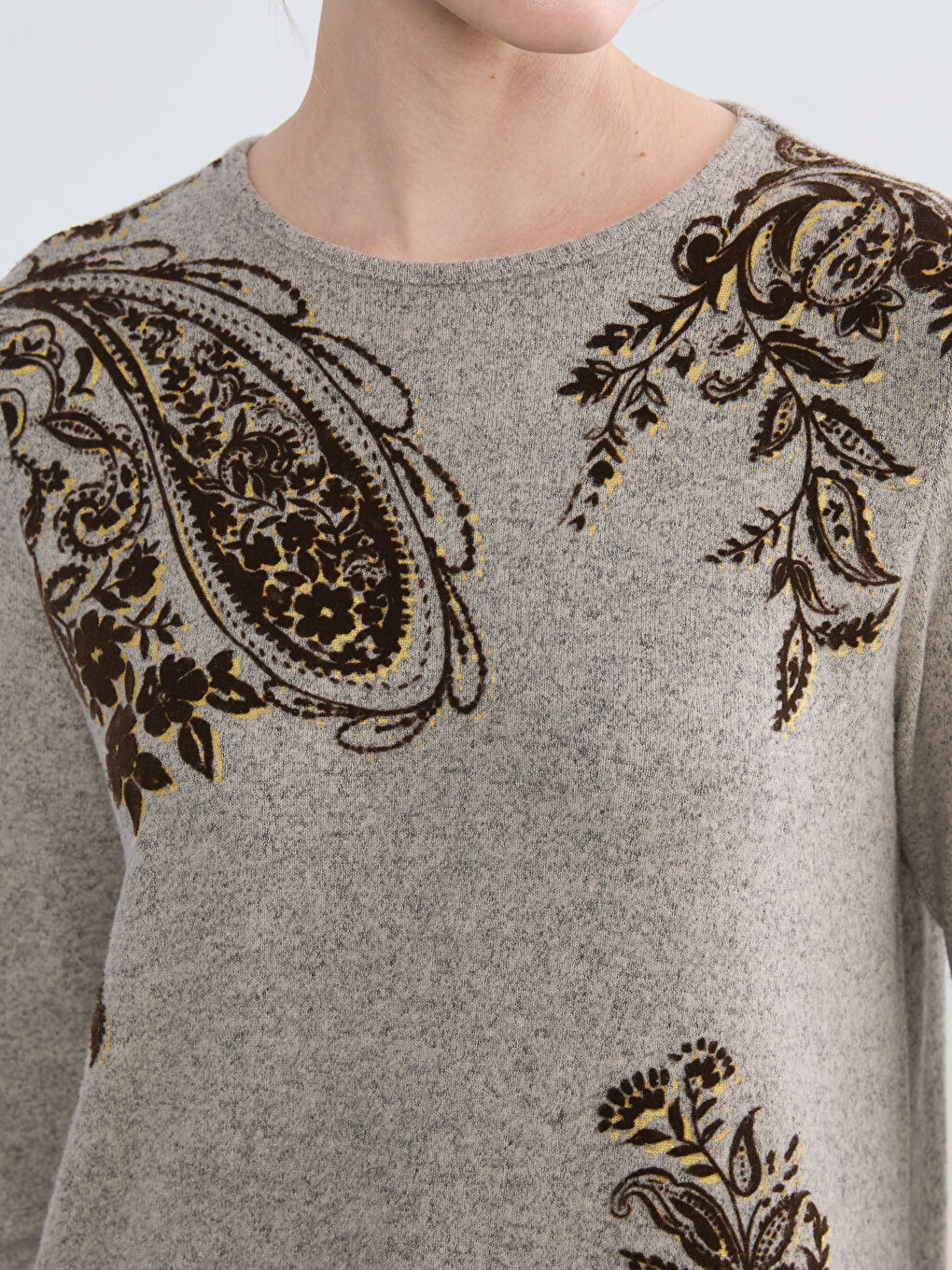 Bej Bisiklet Yaka Desenli Kadın Tişört-2