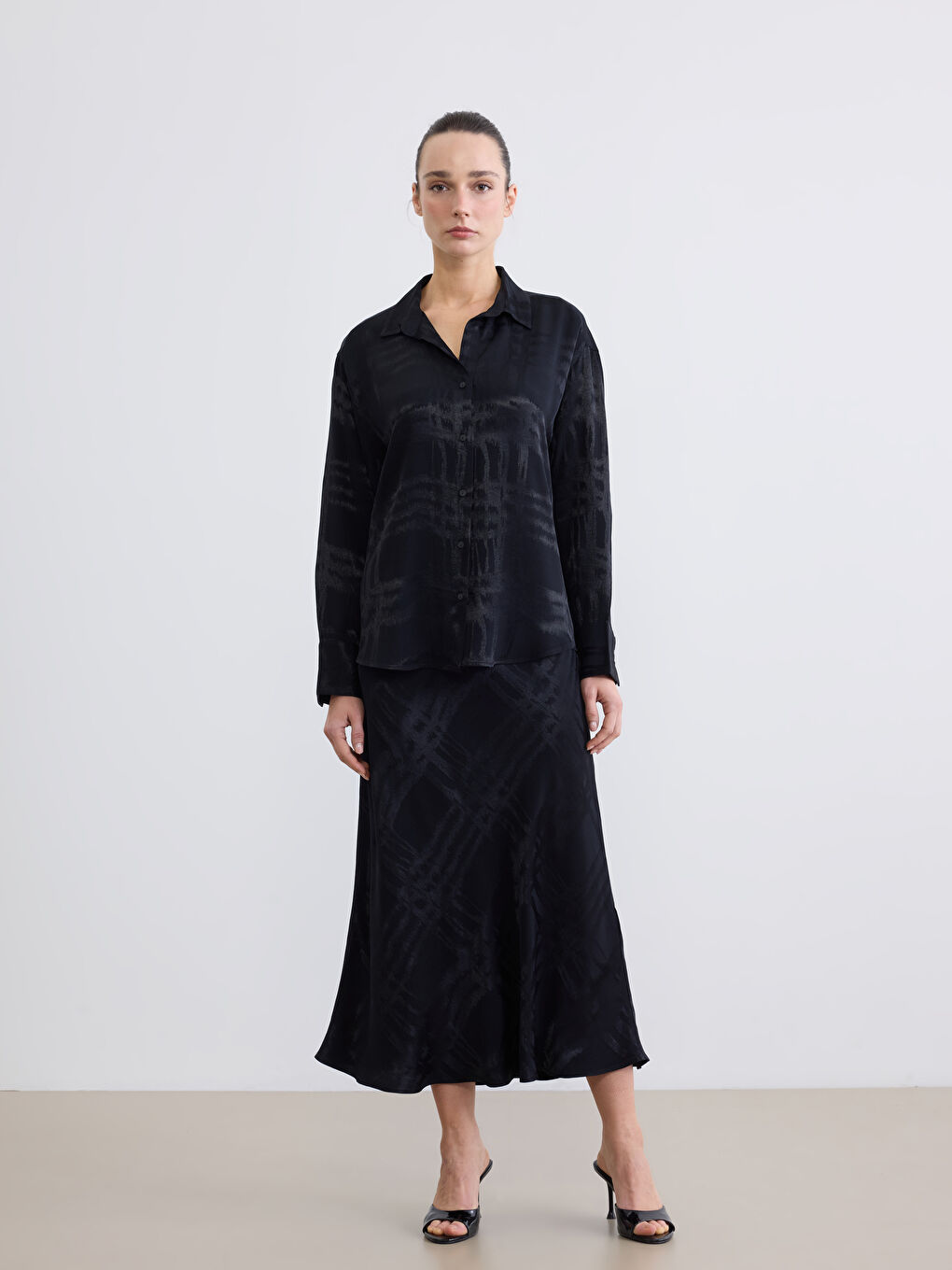 Siyah Beli Lastikli Desenli Saten Etek