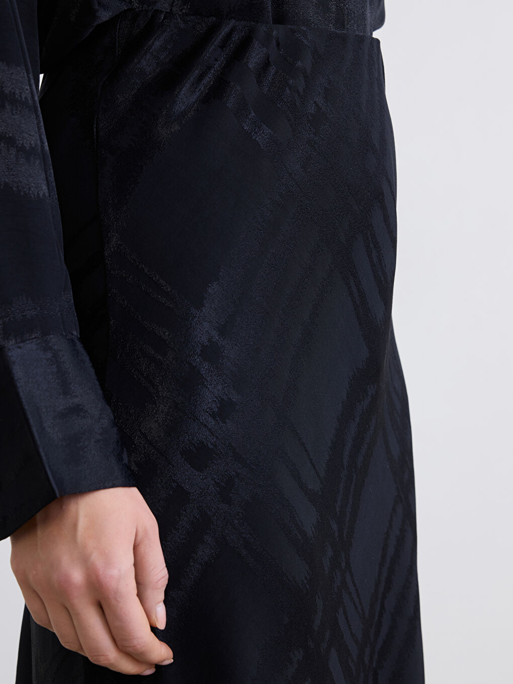 Siyah Beli Lastikli Desenli Saten Etek-4