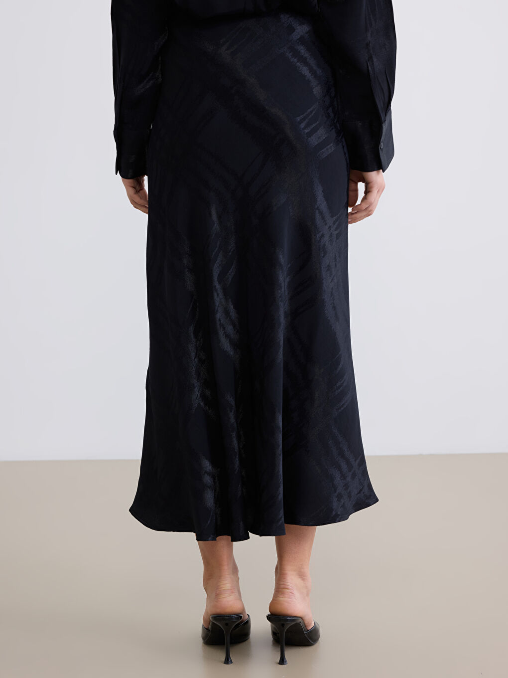 Siyah Beli Lastikli Desenli Saten Etek-6