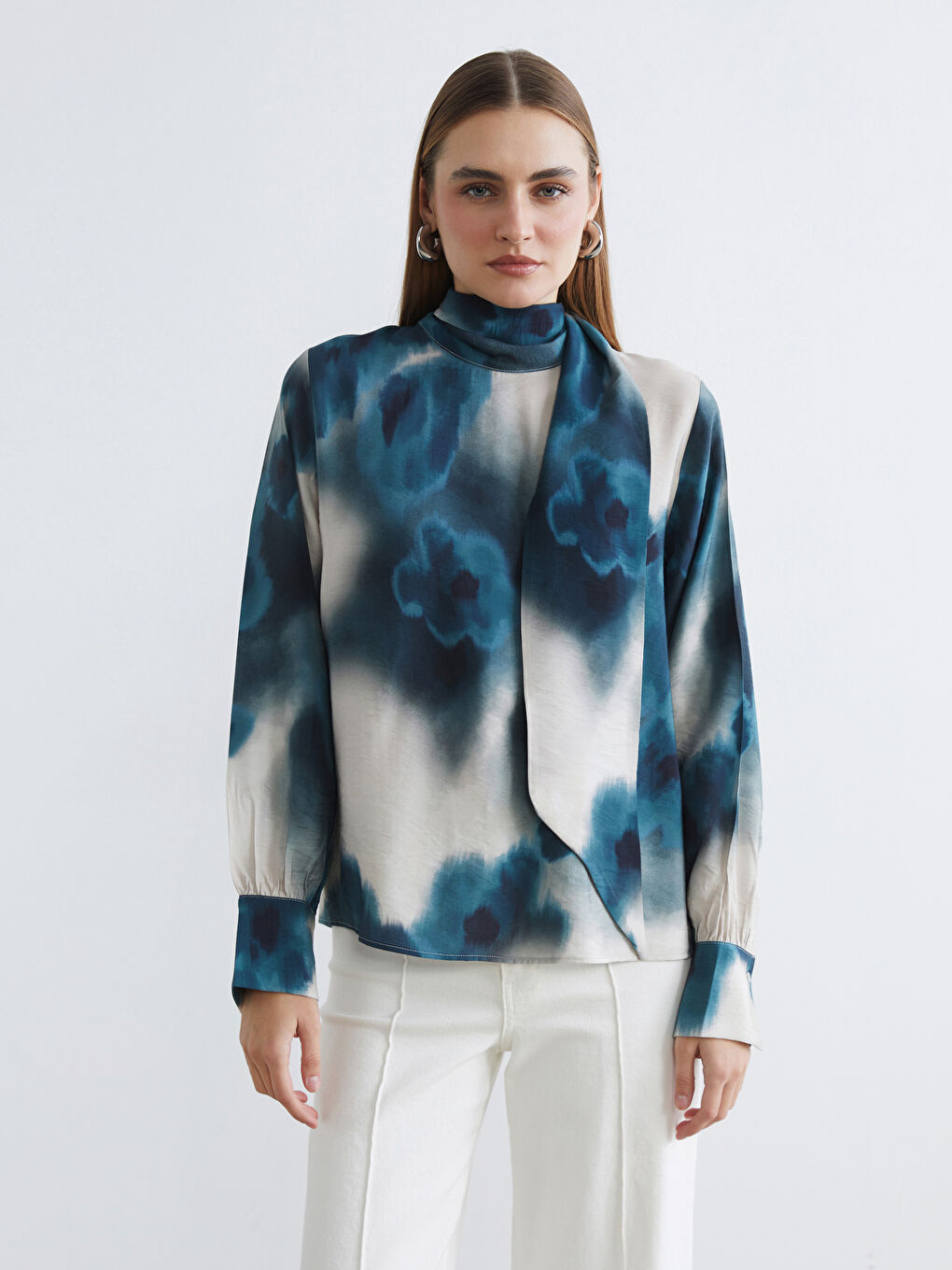 Haki Şal Yaka Batik Desenli Bluz