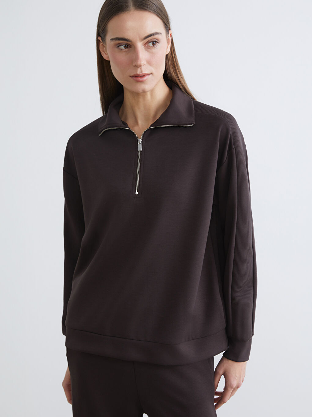 Kahverengi Dik Yaka Kadın Fermuarlı Sweatshirt