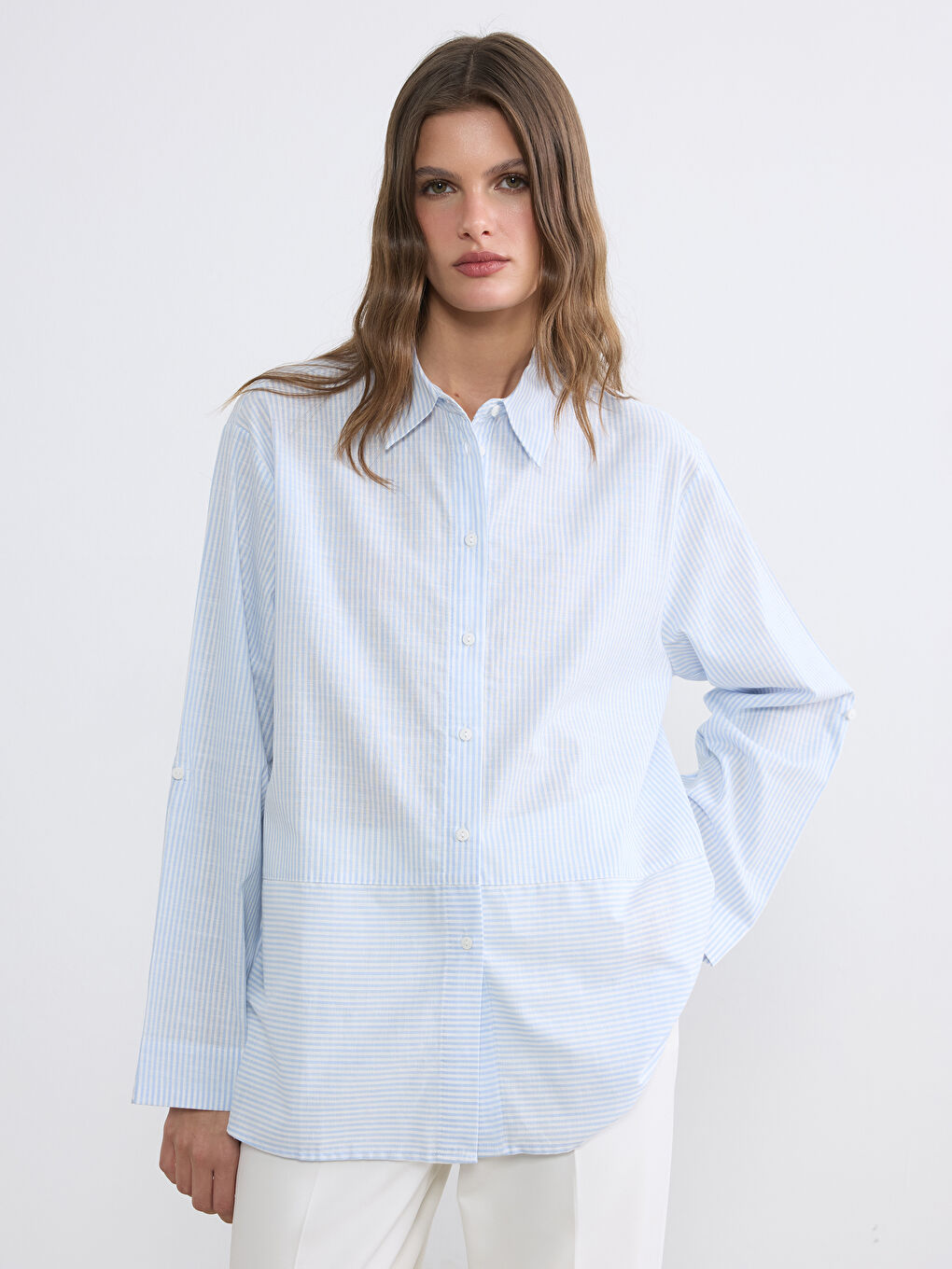 ქალი ლურჯი პერანგი