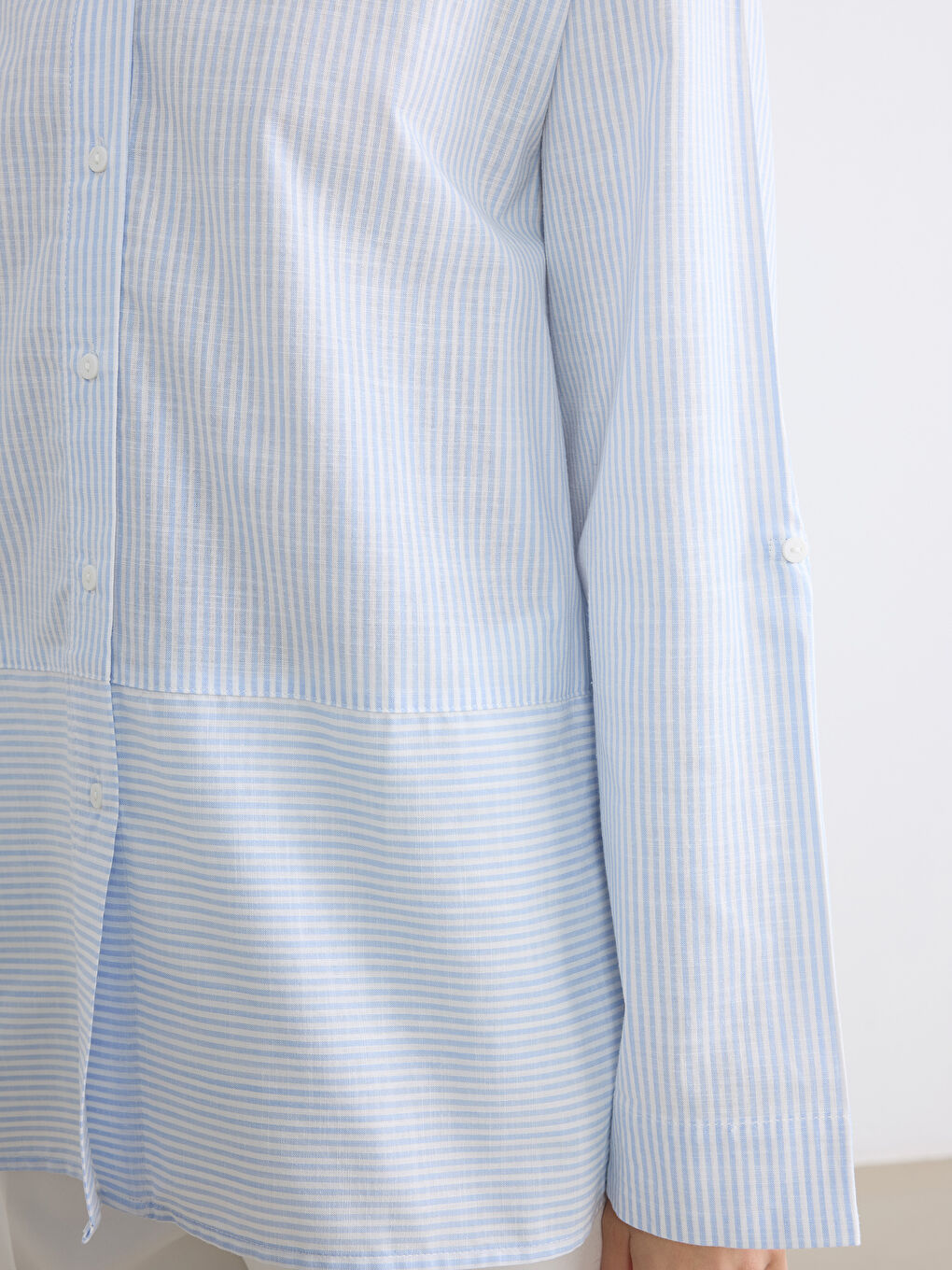 ქალი ლურჯი პერანგი-2